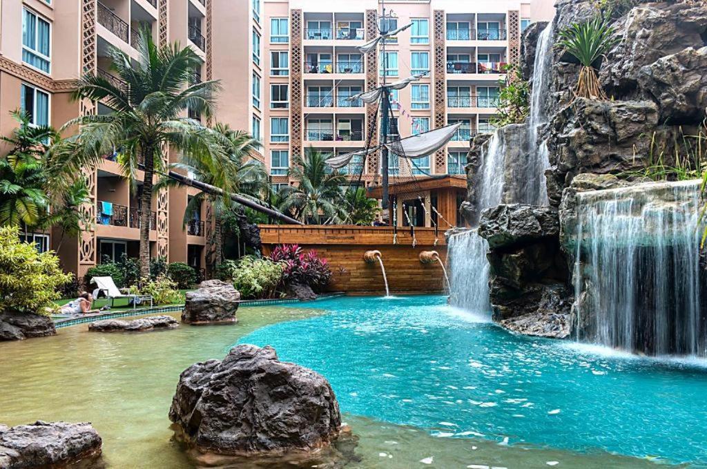 Atlantis Waterpark Apartment Pantai Jomtien Luaran gambar
