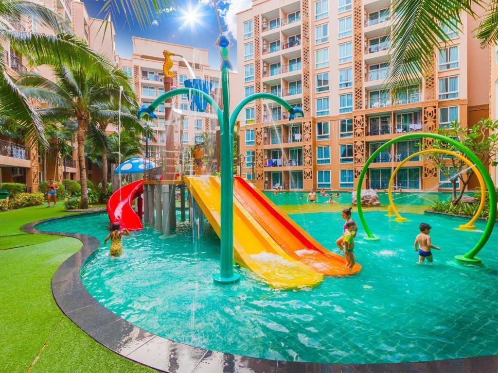 Atlantis Waterpark Apartment Pantai Jomtien Luaran gambar