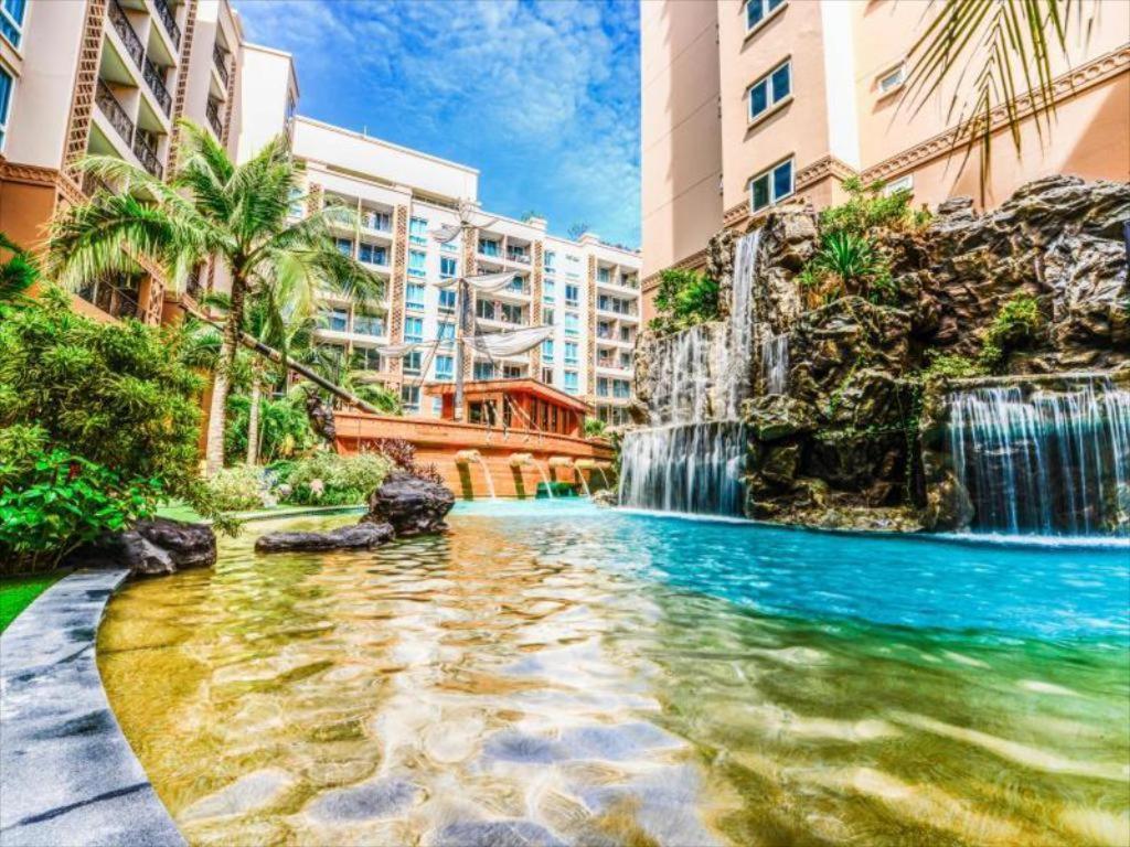 Atlantis Waterpark Apartment Pantai Jomtien Luaran gambar